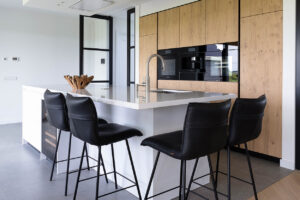 "Cuisines-dekton-facade-blanche-table-bois"