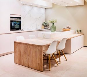 cuisines-dekton-facade-blanche-table-bois