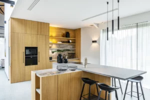 Cuisine sur mesure avec plan de travail en Dekton et façades en chêne bois, conçue par un cuisiniste haut de gamme au Pays basque.