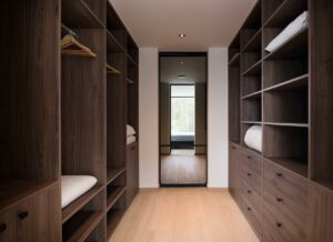 Dressing sur mesure en bois avec rangements intégrés, haut de gamme au Pays basque.